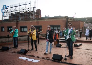 Los Manolos homenatgen els sanitaris des del terrat de l’Hospital Vall d’Hebron