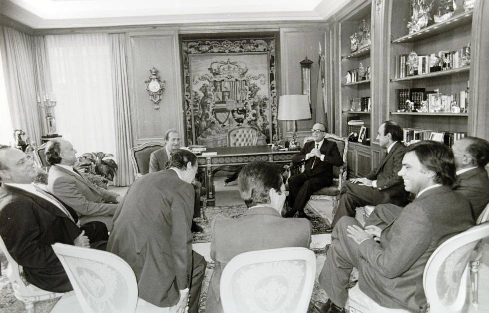 Miquel Roca, segon per la dreta després del rei Joan Carles, amb Leopoldo Calvo Sotelo, Santiago Carrillo, Felipe González, Adolfo Suárez, Landelino Lavilla, Manuel Fraga i Xavier Arzallus, durant un acte oficial en la dècada de 1980.