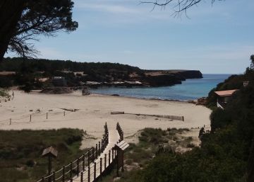 Formentera autoritza el bany a les platges, però manté el tancament de l’illa