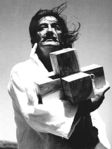 Salvador Dalí amb la creu realitzada per Joan Vehí en una fotografia feta per Català-Roca el 1953.