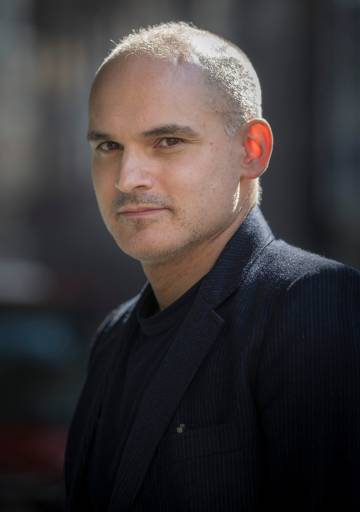 L’escriptor Hernán Díaz, a la contra.
