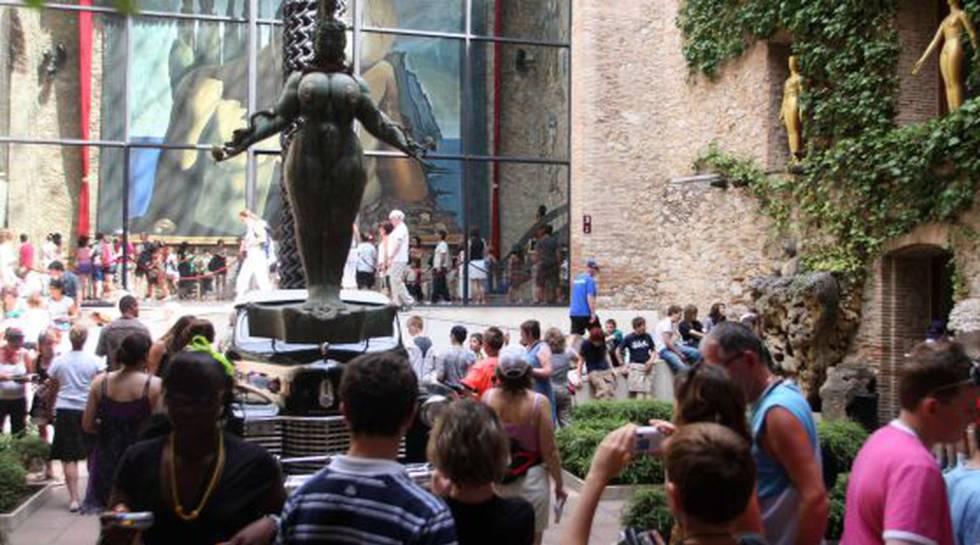 Un dels patis del Teate Museu de Figueres dedicat a Salvador Dalí, ple de gent, en una imatge d'arxiu.