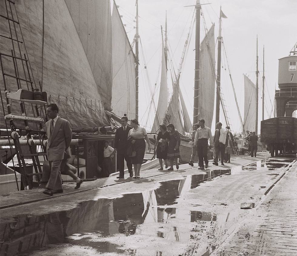 Curiosos al Port de Barcelona.