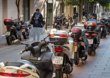 Barcelona amplia la prohibició d’aparcar motos a les voreres aprofitant la desescalada