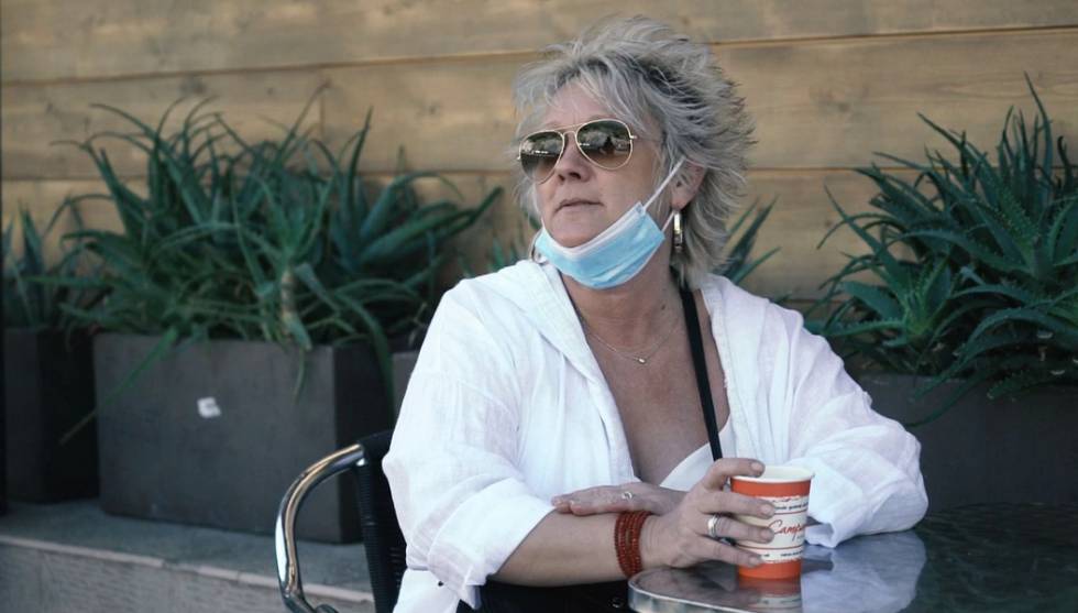 Laurence Bonenfant beu cafè en una de les terrasses de la vorera catalana d'El Pertús.