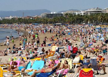 Salou col·locarà semàfors a la platja per controlar l’aforament