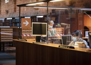 A la ‘biblio’, amb mascareta