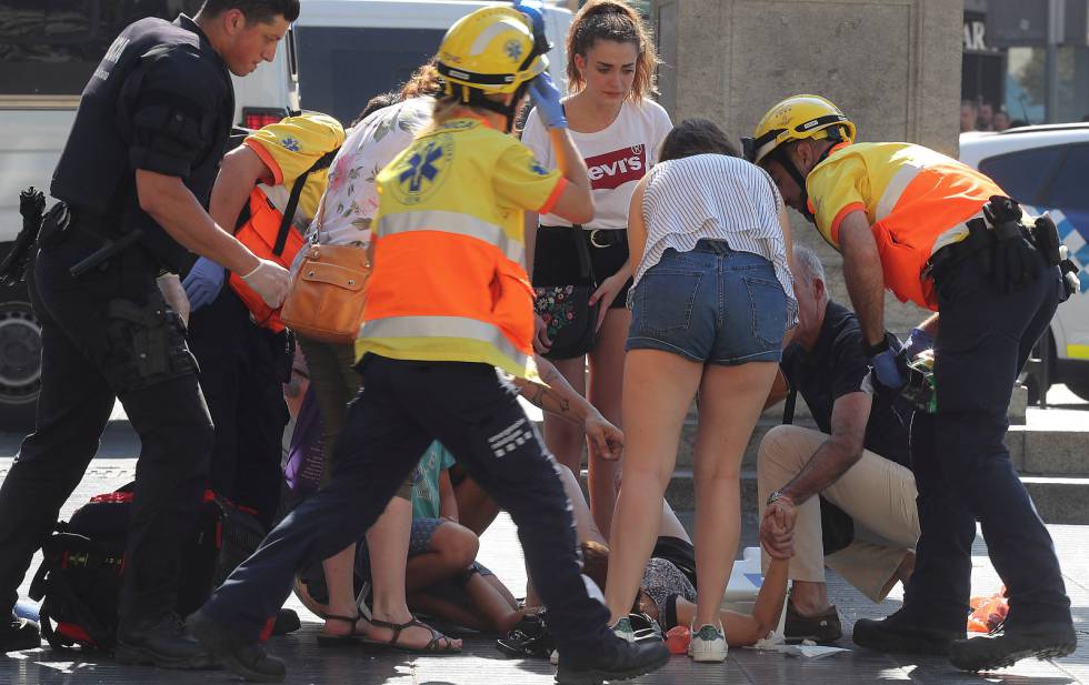 Policies, santitaris d'urgència i ciutadans ajuden una ferida a l'atemptat.