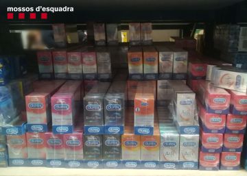 Dos empresaris inunden de preservatius pirata petits supermercats de Barcelona