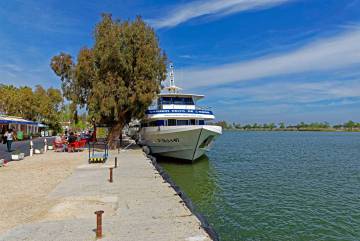 Un creuer turístic a Riumar, al delta de l'Ebre.