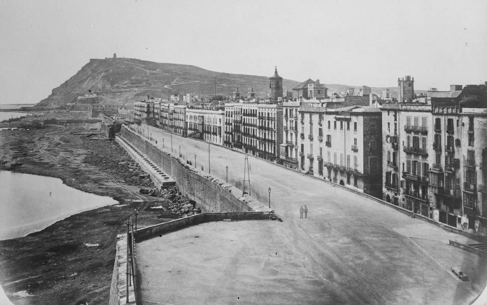 Muralla del mar de Barcelona el 1874, pocs anys abans de la seva demolició.