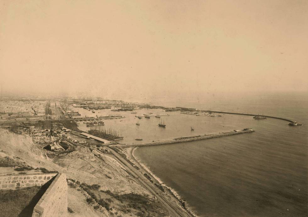 Vista de les obres del port marítim de Barcelona el 1896.