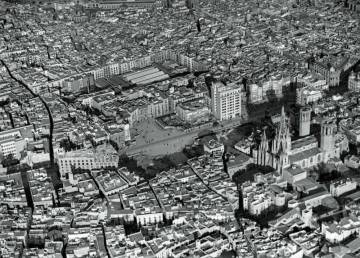 Vista aèria del barri perdut i la Catedral cap al 1925.