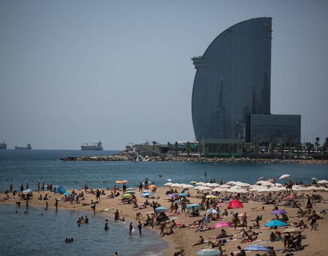 La platja de la Barceloneta amb l'hotel W de fons.