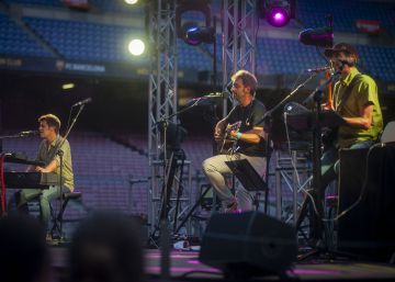 Els Amics de les Arts despullen les seves cançons al Camp Nou