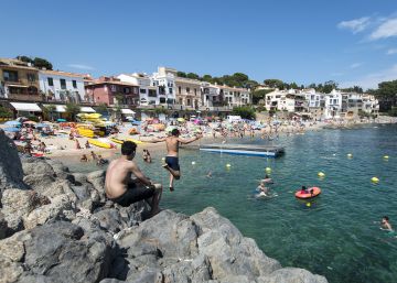 Palafrugell prohibeix deixar tovalloles a la platja per reservar espai