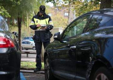 Apujar el preu d’aparcar al carrer per guanyar espai públic