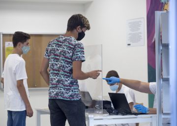 Barcelona estrena el cribratge massiu al barri amb més casos de covid