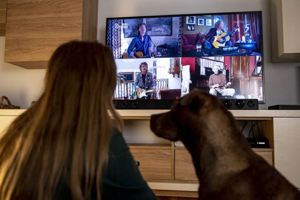Una dona mira des de casa, l'abril passat, els Rolling Stones en el concert virtual 'One World: Together at Home', organitzat per Lady Gaga.
