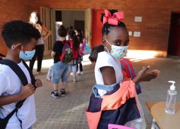 Catalunya torna a l’escola tot i l’alerta dels professors
