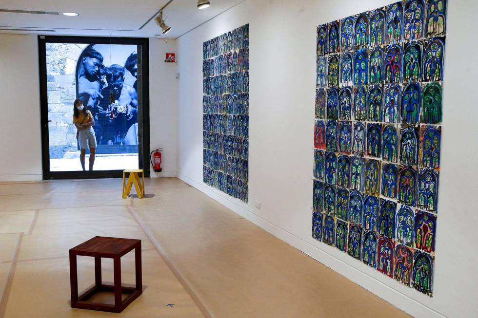 Una persona observa des del carrer Montcada l'obra de Marijn van Kreij en la qual reinterpreta l'obra de Picasso.