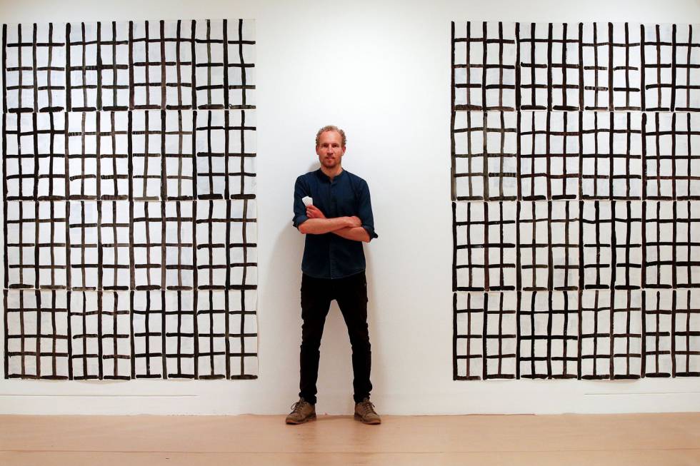 Marijn van Kreij, davant d'una de les quadrícules que exposa al Museu Picasso de Barcelona.