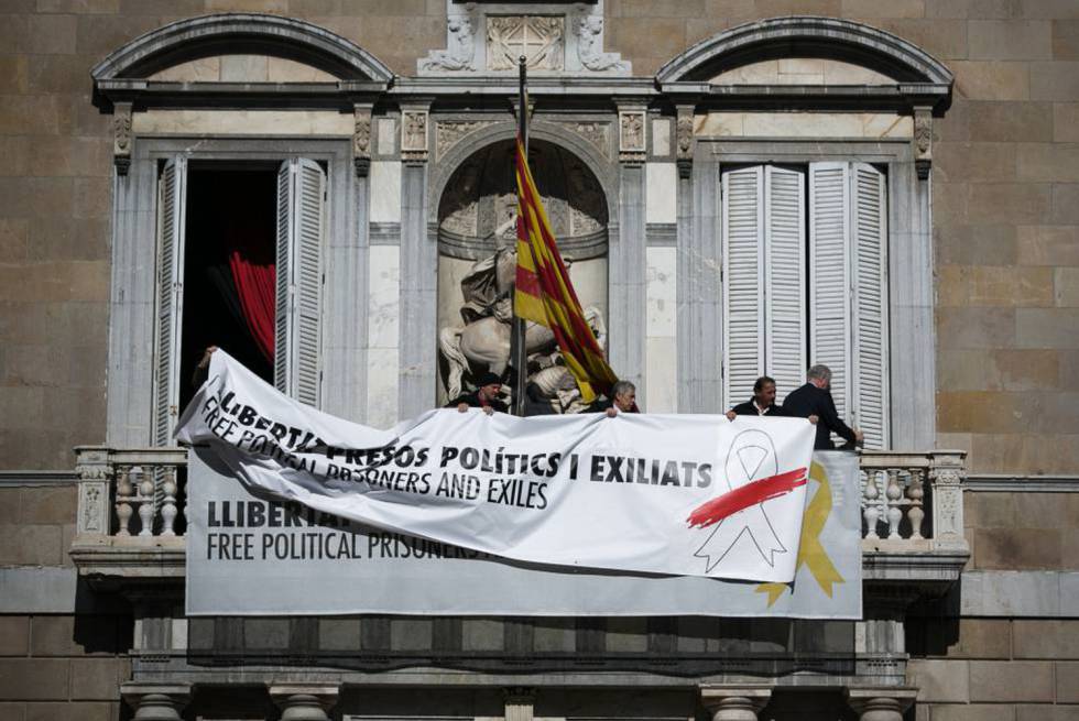 La pancarta al balcó del Palau.