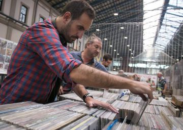 Discos de col·lecció amb mascareta i gel hidroalcohòlic