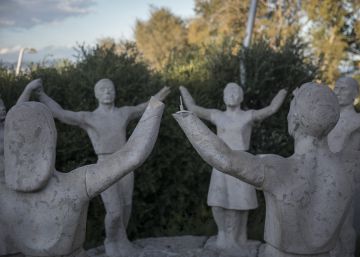 Apareixen mutilades les figures del monument a la sardana a Montjuïc