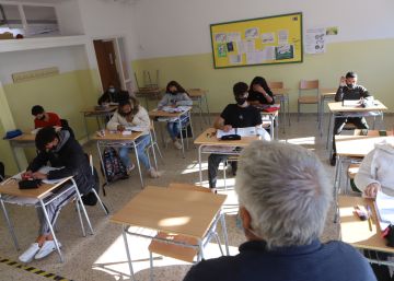 Aules molt plenes i patis difícils de controlar: els problemes de la total presencialitat educativa a Catalunya