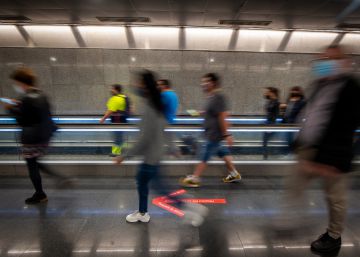 Viatge en transport públic amb tres metges experts en la covid