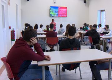 Batxillerat i FP afronten les classes en línia sense els portàtils que va prometre la Generalitat
