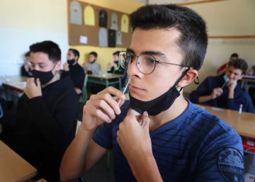 Els alumnes de secundària s’agafaran ells mateixos la mostra per a la PCR, amb l’ajuda dels professors