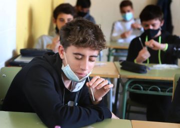 Educadors i sanitaris, en contra de les automostres de PCR dels alumnes d’institut