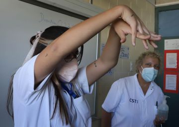 El Govern rectifica i els sanitaris supervisaran les automostres de PCR als instituts