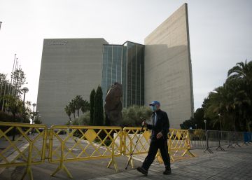 L’hotel Joan Carles I, a la corda fluixa