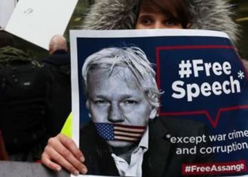 El pare d’Assange: “No hi ha cura per a les seqüeles de 10 anys de tortura psicològica”