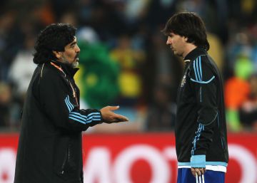 Maradona i Messi, tan lluny i tan a prop