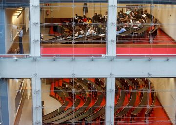 Les matrícules dels màsters cauen fins a un 10%, però els graus resisteixen