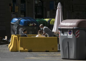 Barcelona unifica el mobiliari de les terrasses que s’han traslladat a la calçada per la pandèmia