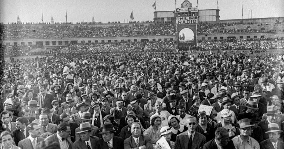 L'estadi de Montjuïc ple de gom a gom en el combat de boxa entre Paulino Uzcudun i l'italià Primo Carnera, el 30 de novembre del 1930.