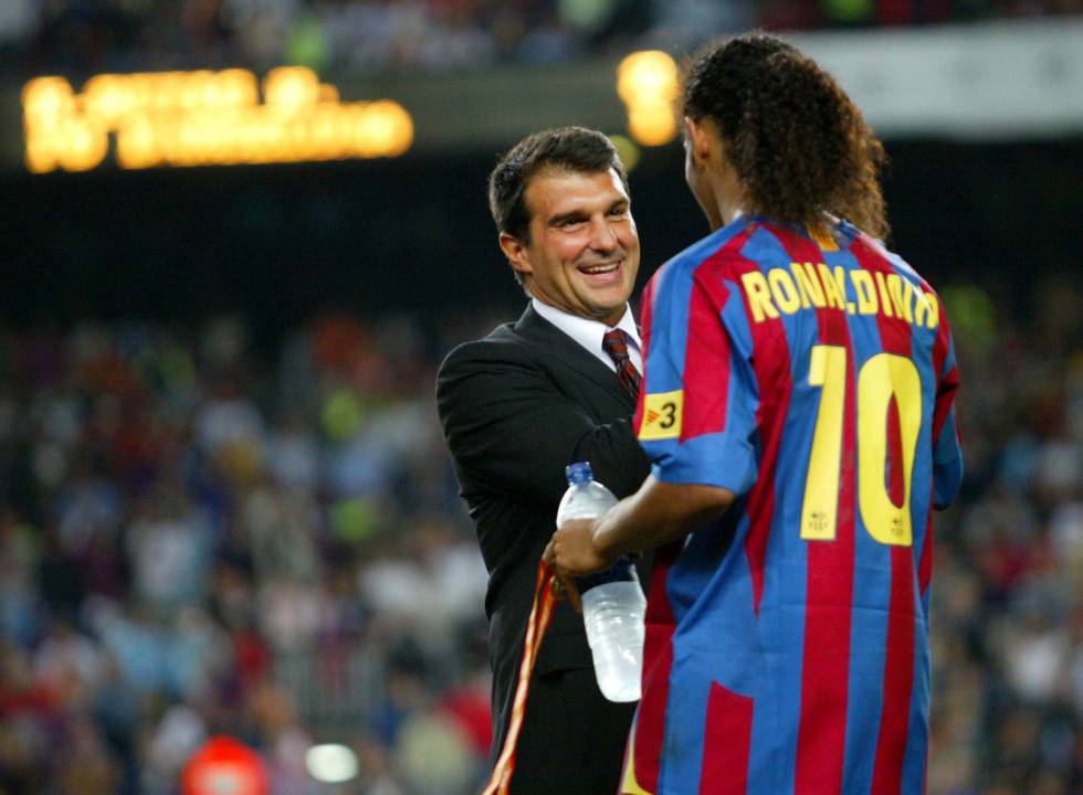 Laporta felicitant Ronaldinho després de guanyar al Camp Nou el 2005.rn rn