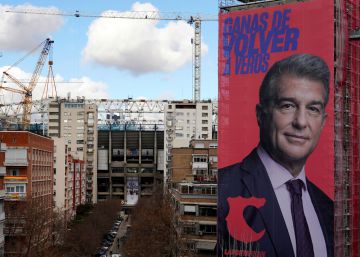 Joan Laporta penja una lona gegant de la seva campanya al costat del Santiago Bernabéu