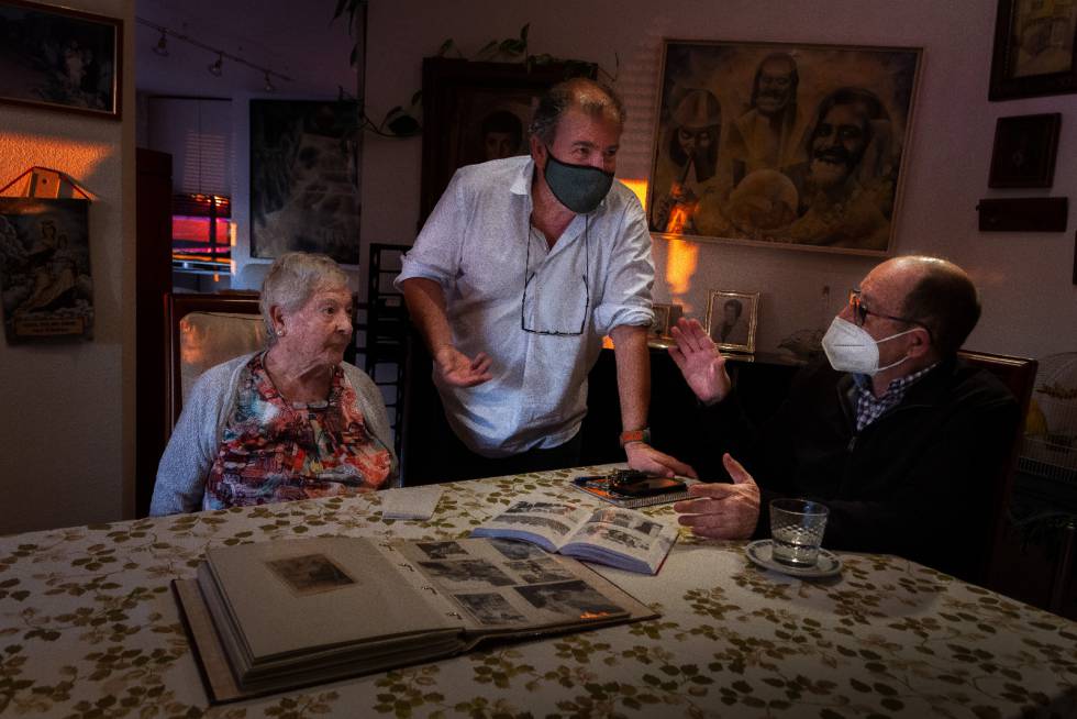 La Margalida i el seu nebot Damià, dels Sunyer, amb Joan Rigo Bonet, 84 anys després.