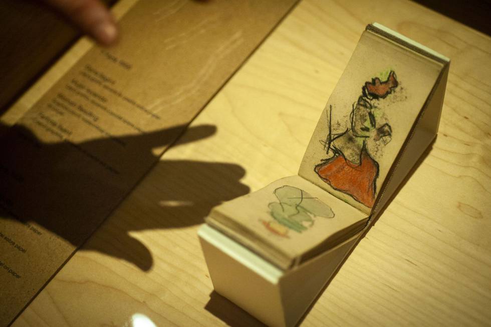 Una de les imatges del quadern de Picasso pintat a París el 1900, a l'exposició que s'ha inaugurat amb 19 carnets del pintor al seu museu de Barcelona.