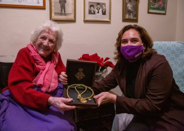 Colau lliura la Medalla d’Or a la històrica ‘Nena del Ganxo’, de 103 anys