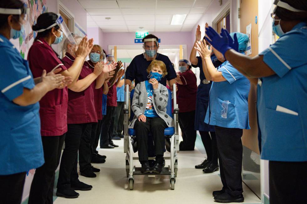 Sanitaris aplaudeixen Margaret Keenan, de 90 anys: la primera persona a rebre la vacuna de PfizerBioNtech contra la covid-19.