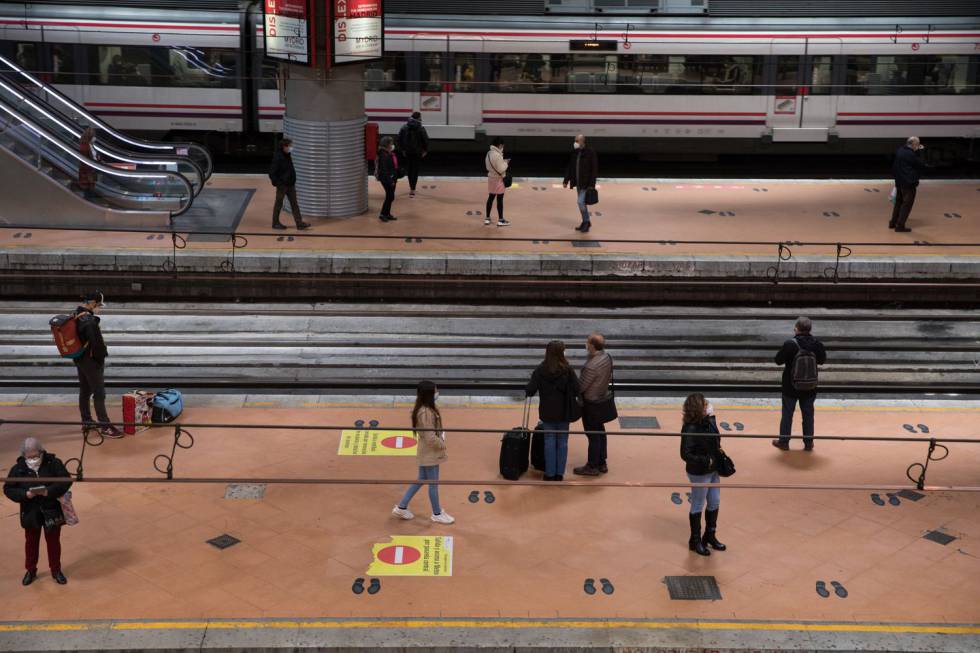 Viatgers a l'estació de Rodalies d'Atocha, dimarts.