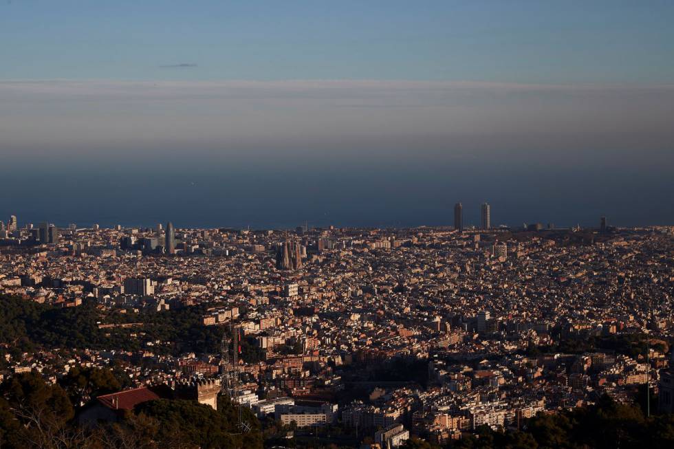 La capa de contaminació de Barcelona, dimarts passat.