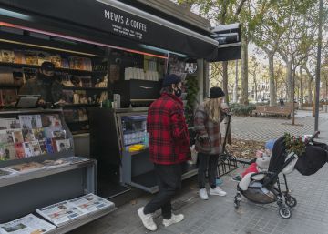 Els quioscos de Barcelona busquen noves fórmules per sobreviure a la crisi de la premsa